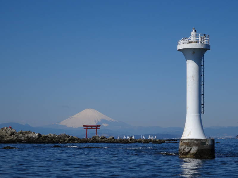 葉山の守り神　空気も澄んでおり「富士山」「名島の鳥居」「裕次郎灯台」が一望できるスポットです。私達の葉山の守り神です。　Photo by 森谷礼裕