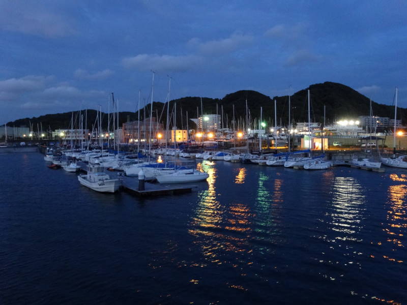 夕暮れの葉山港　厳しい日中の暑さも静まりのんびりと防波堤を散歩していた時の葉山港の風景です。　Photo by 森谷礼裕
