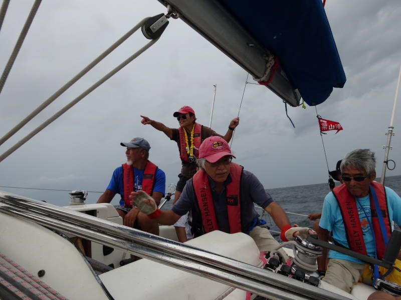 海の男達　安全講習会「海難防止及び救助・�U 海上実習」ココペリに乗船させて頂いた時の実践さながらの海の男達です。　Photo by 森谷礼裕